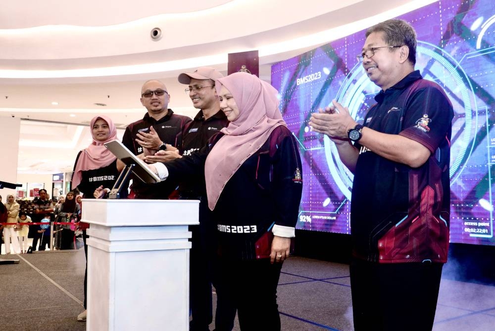 Norliza (dua dari kanan), Ahmad Dasuki (tiga dari kiri) dan Dr Apli (dua dari kiri) sewaktu Majlis Pelancaran BMS 2023 Peringkat Zon Timur di Kuala Terengganu pada Sabtu.