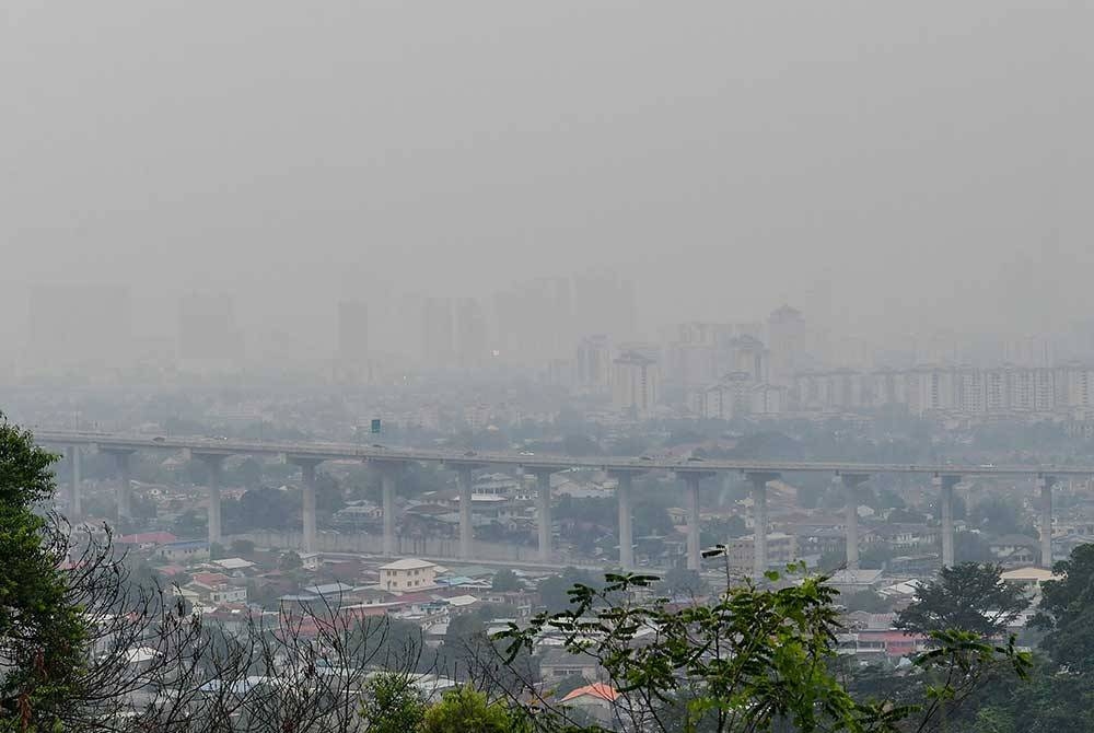 Pemandangan di sekitar ibu kota pada pukul 7 petang Sabtu mendung dan terjejas akibat situasi berjerebu. Foto Bernama