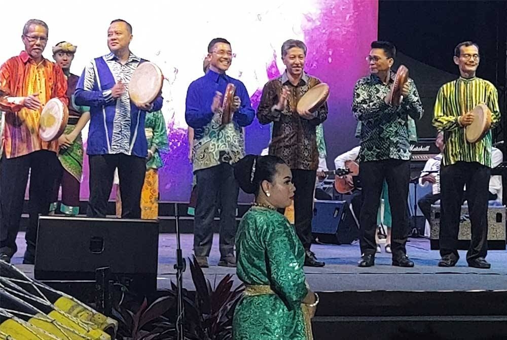 Borhan (tiga dari kiri) memalu kompang sebagai simbolik kepada perasmian penutup pada Festival MOTAC D&#039;Desa @ Selangor di Dataran Nakhoda, Bagan Nakhoda Omar di sini pada malam Sabtu.