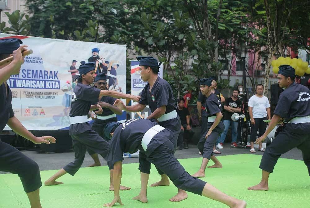 Seni silat di inovasi mengikut peredaran zaman supaya warisan tersebut kekal relevan.