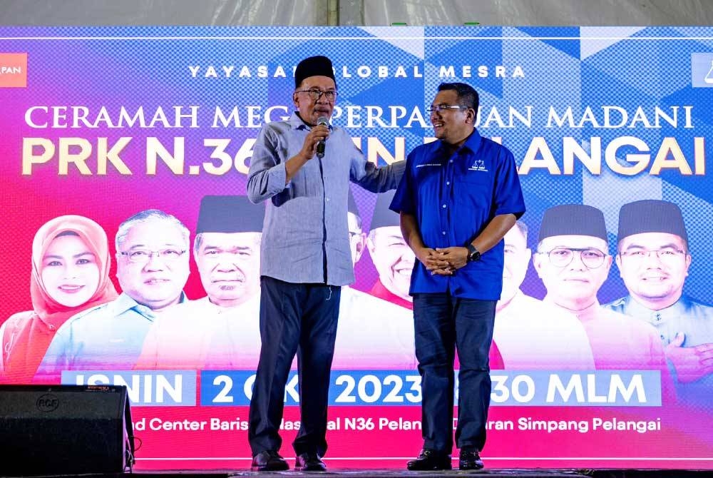 Anwar (kiri) bersama Amizar, 53, yang juga Ahli Jawatankuasa UMNO Bentong memenangi kerusi Pelangai dengan majoriti 2,949 undi. Foto Facebook Anwar Ibrahim