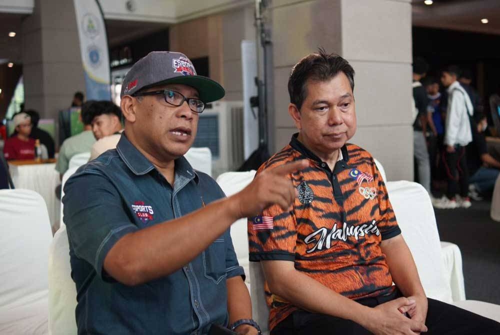 Tengku Dr Hishammuddin Zaizi (kanan) bersama Syed Fakhrurrozi pada kejohanan e-sukan Piala Presiden Putrajaya di Putrajaya pada Sabtu.