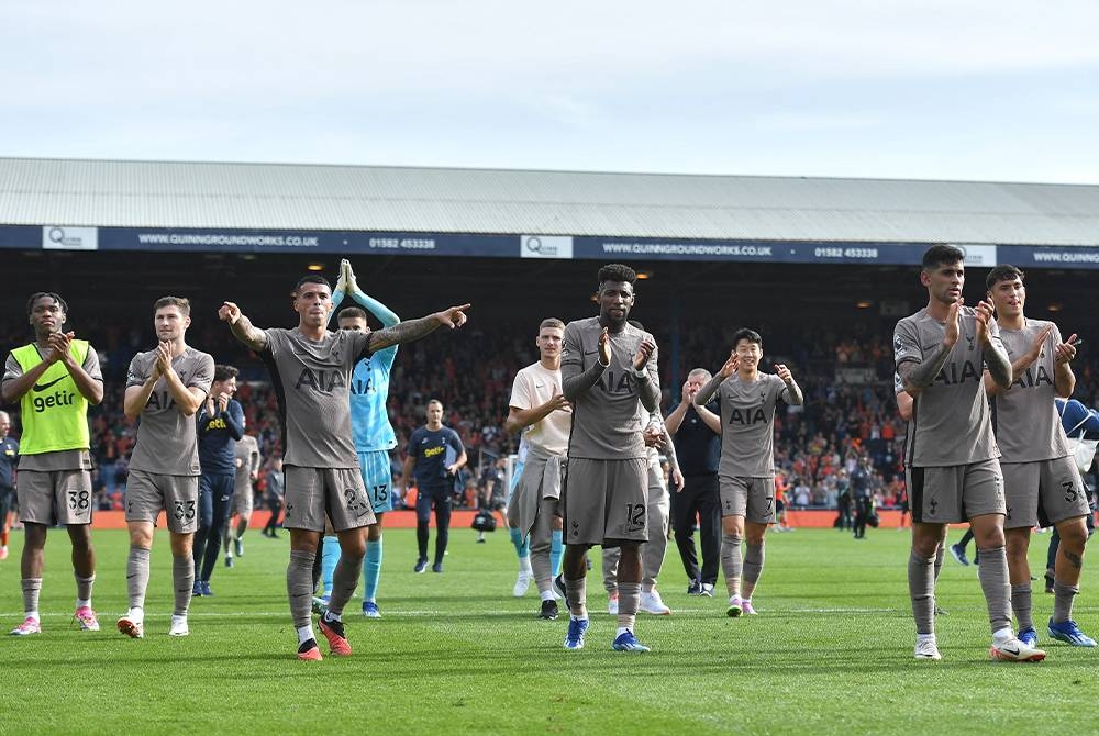 Para pemain Spurs boleh menarik nafas lega menang tipis ke atas Luton dalam aksi EPL pada Sabtu. - Foto EPA