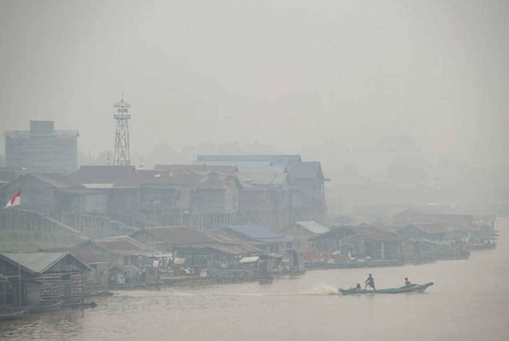 Jokowi beri peringatan bahawa asap daripada kebakaran hutan dan tanah di negara itu berpotensi untuk tersebar secara meluas.