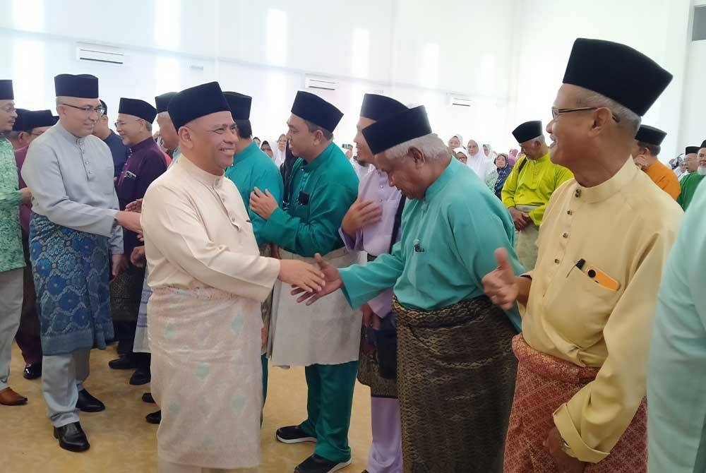 Saarani (tiga dari kiri) ketika hadir ke Majlis Sambutan Maulidur Rasul Pertubuhan Kebajikan Islam Malaysia (Perkim) Negeri Perak di Dewan Masjid Tuminah Hamidi di sini pada Ahad.