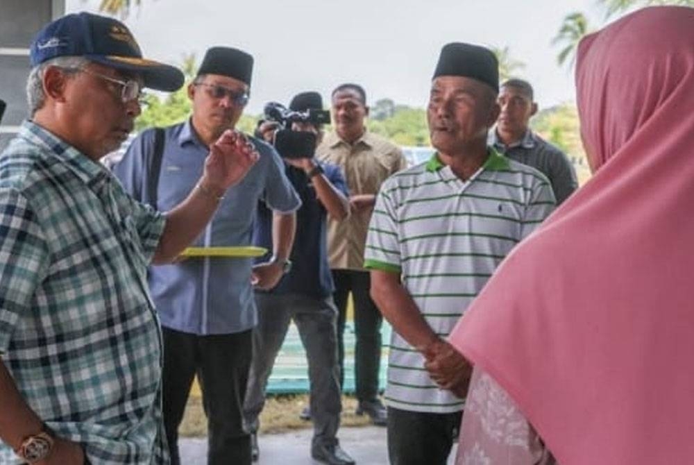 Al-Sultan Abdullah Ri&#039;ayatuddin Al-Mustafa Billah Shah berkenan mencemar duli menyantuni dan meninjau kerja baik pulih rumah seorang mangsa ribut di Kampung Rantau Panjang, hari ini. Foto Bernama