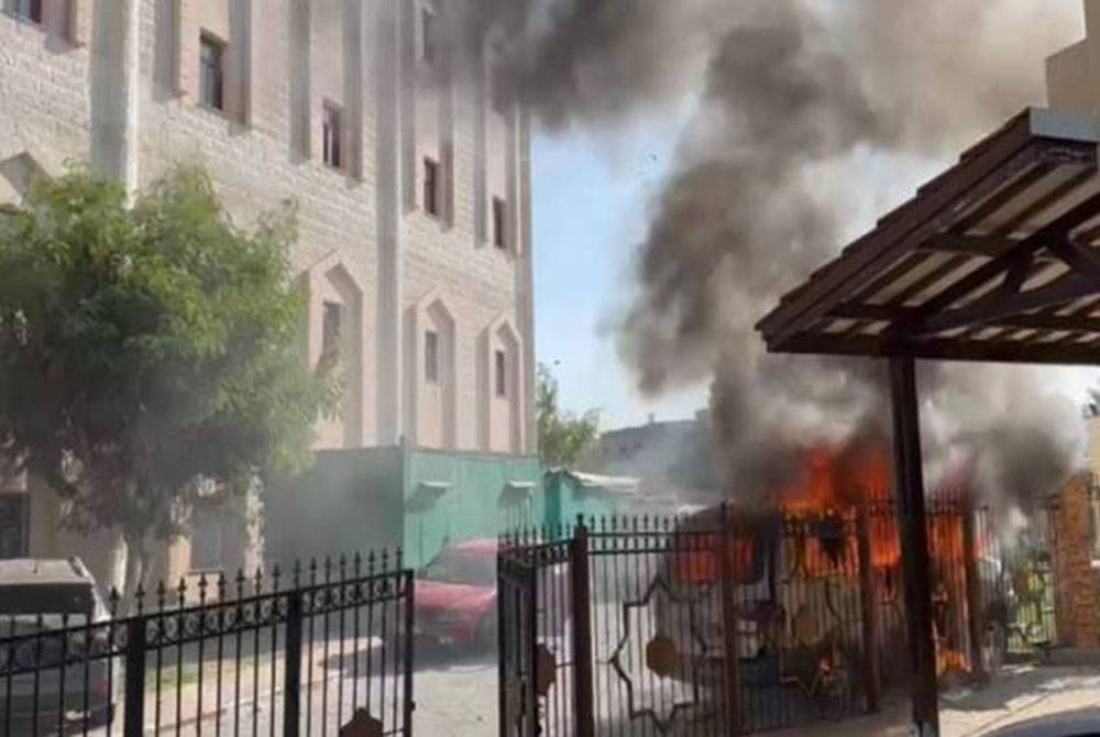 Jet tempur Israel menyerang ambulans Jawatankuasa Penyelamat Kecemasan Perubatan (MER-C), sebuah pertubuhan sosial kemanusiaan Indonesia di hadapan kuarters sukarelawan di kompleks hospital itu. - Foto MER-C