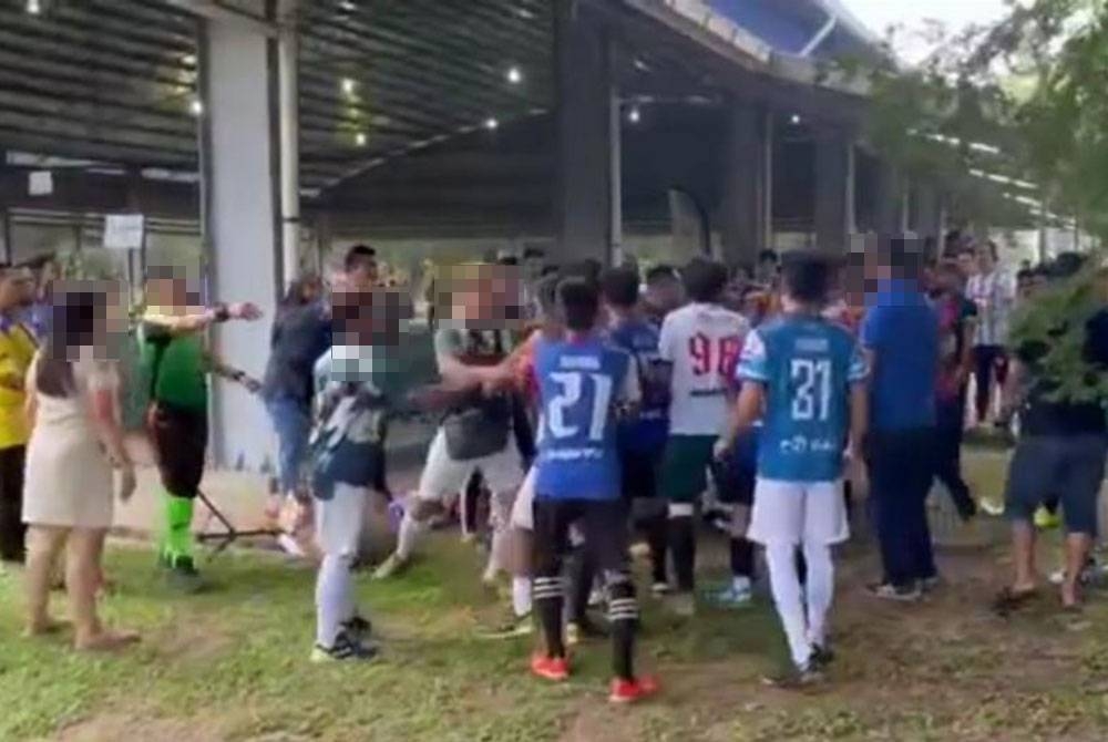 Tangkap layar video tular yang memaparkan pergaduhan di Gelanggang Futsal, Jalan Tanjung Purun.