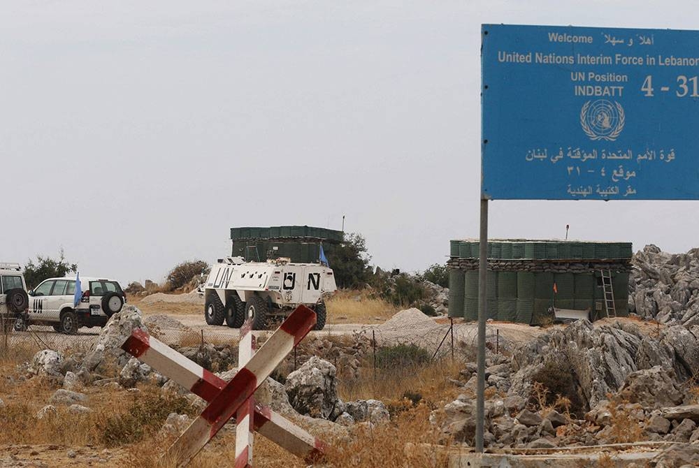 Kenderaan Pasukan Sementara Pertubuhan Bangsa-Bangsa Bersatu di Lubnan (UNIFIL) diletakkan di pangkalan PBB di perkampungan Kfarshuba di selatan Lubnan di sempadan dengan Israel. - Foto AFP