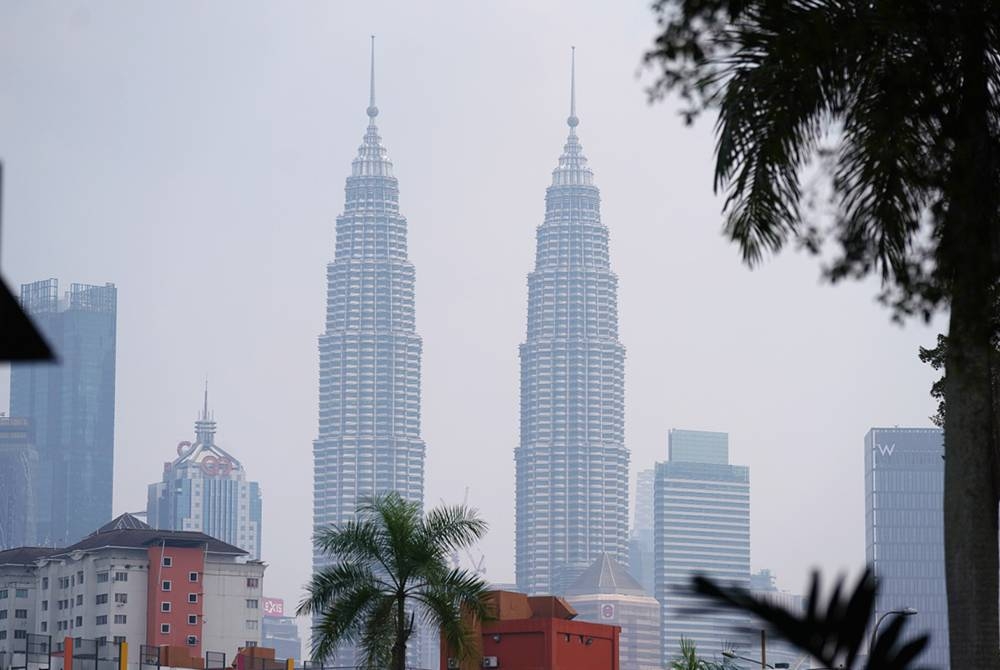 Pemandangan berjerebu sekitar Kuala Lumpur yang dirakam waktu petang pada Ahad. - FOTO SINAR HARIAN/ ROSLI TALIB