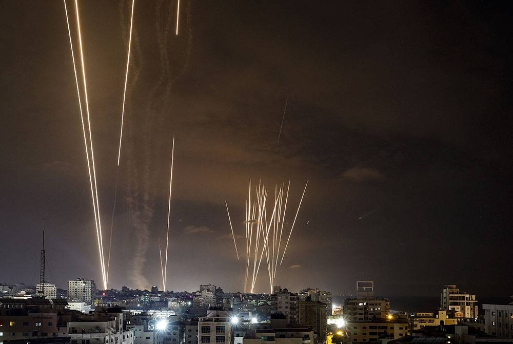 Puluhan roket yang dilancarkan kumpulan Hamas dari Gaza City menuju ke Israel yang menyaksikan tentera dan orang awam Israel terbunuh. - Foto: AFP