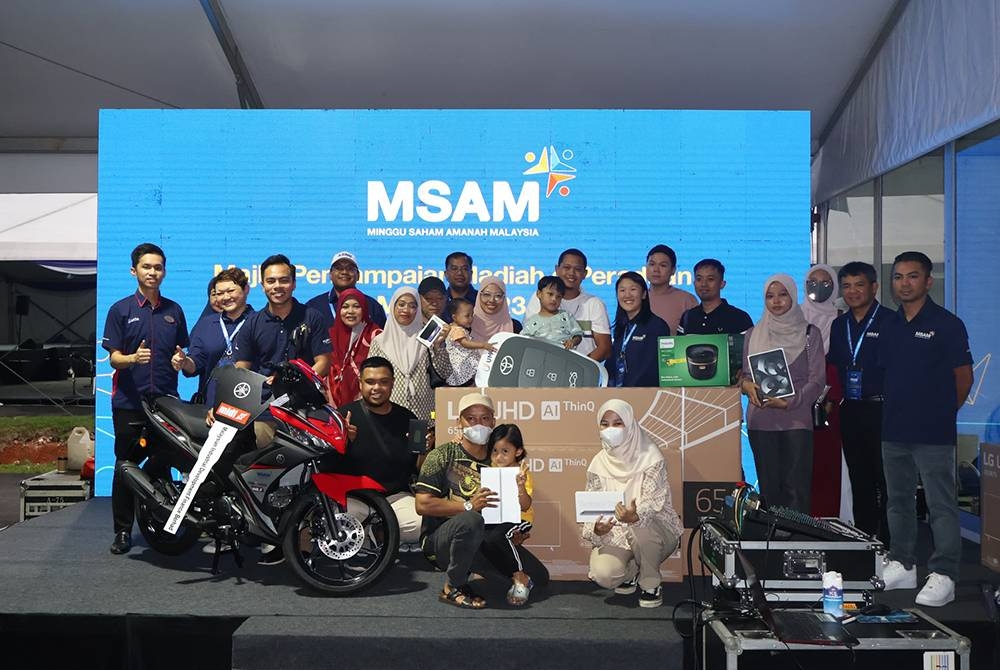 Pemenang hadiah cabutan harian MSAM 2023 bergambar bersama selepas majlis penyampain hadiah diadakan pada Ahad.