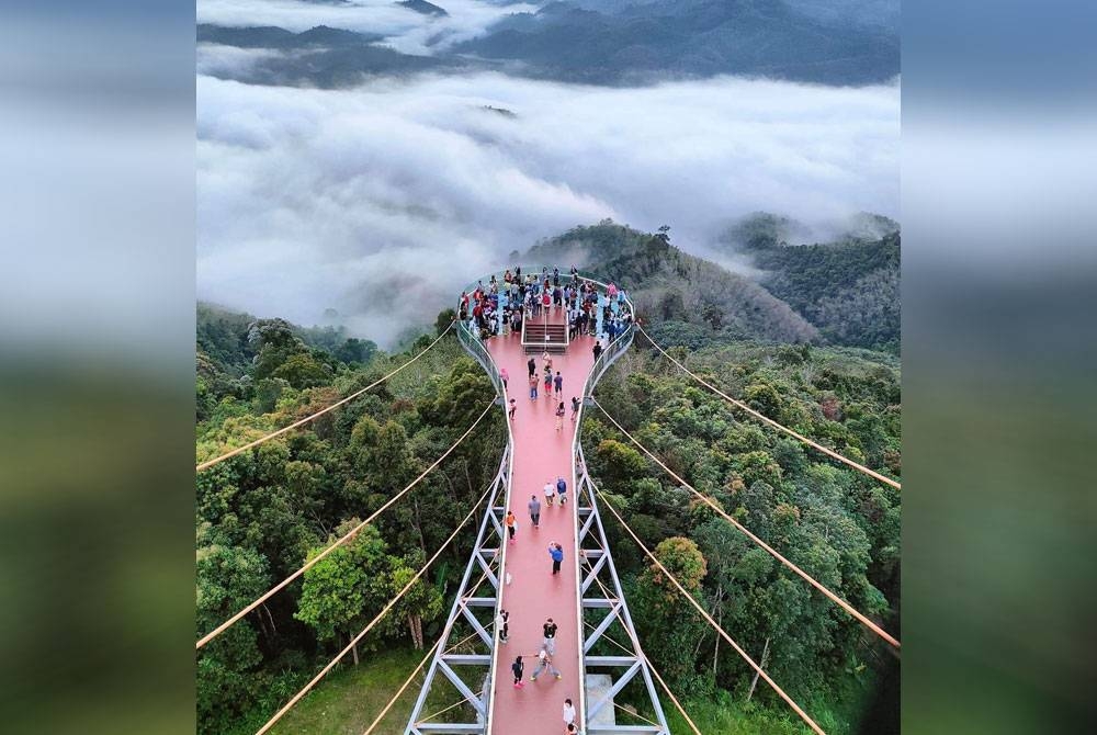 Pemandangan skywalk terpanjang di ASEAN dari tingkat paling tinggi.