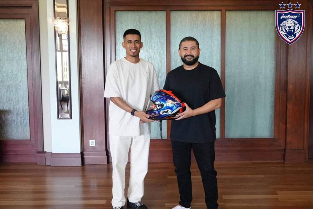 Pemilik JDT, Tunku Ismail Sultan Ibrahim bersama-sama Hafiz Syahrin (kiri). - Foto ihsan Johor Southhern Tigers