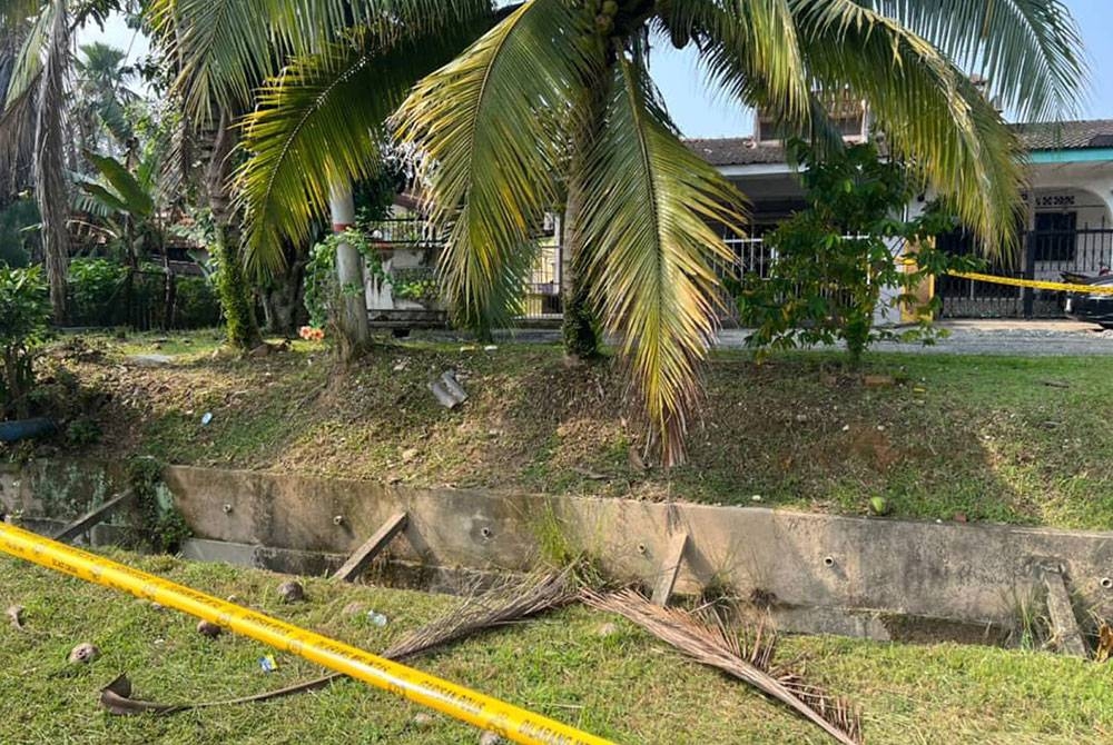 Lokasi penemuan mayat mangsa di kawasan perumahan Jalan Benus di sini pada Ahad.