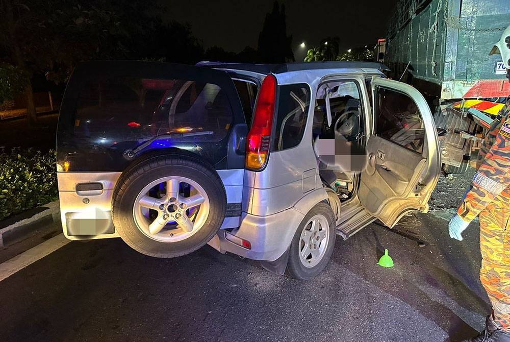 Kereta yang dipandu mangsa terlibat dalam kemalangan membabitkan treler dalam kejadian awal pagi Isnin.