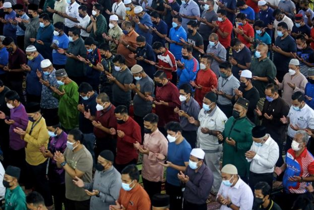 SAMA-SAMALAH kita menunaikan solat hajat dan melakukan bacaan doa qunut nazilah dalam setiap solat fardu demi kesejahteraan dan keselamatan rakyat Palestin yang kini diserang. -Gambar hiasan/ Foto: Bernama