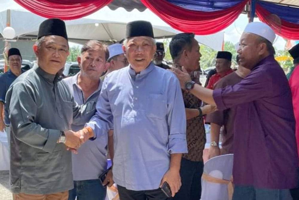 Bung Moktar (tiga dari kiri) beramah mesra bersama penduduk ketika menghadiri majlis kesyukuran dan doa selamat di Bukit Gam, Kinabatangan.