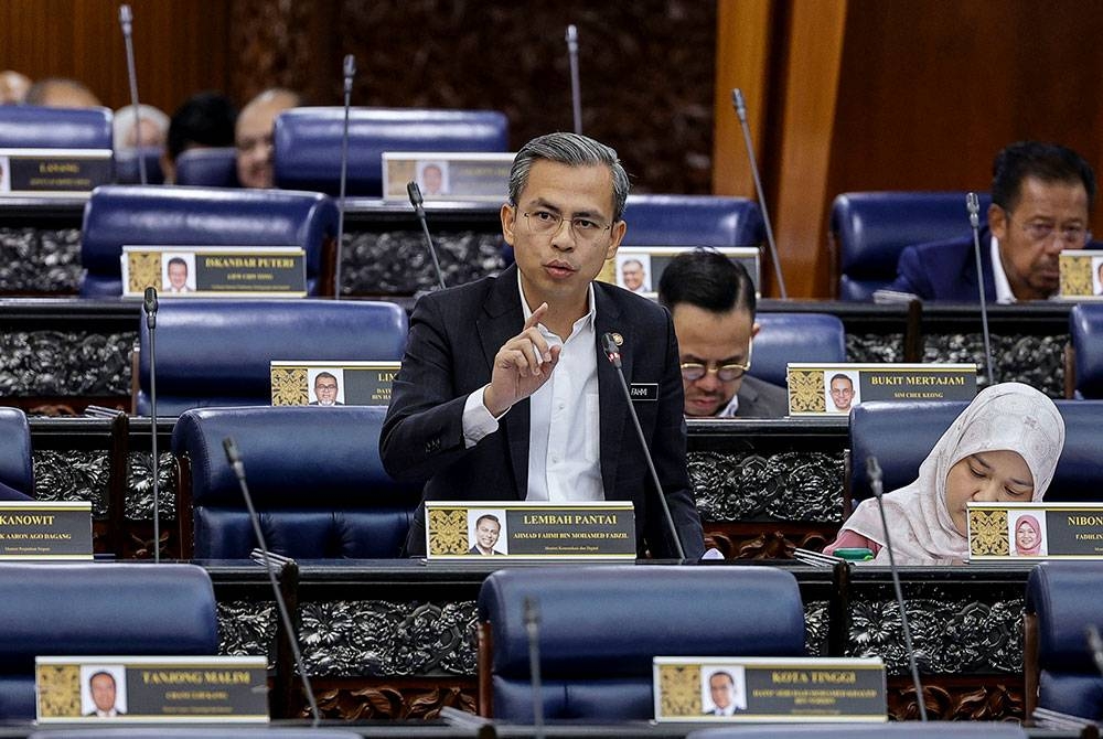 Fahmi semasa sesi soal jawab pada persidangan Dewan Rakyat di Bangunan Parlimen pada Isnin. - Foto Bernama