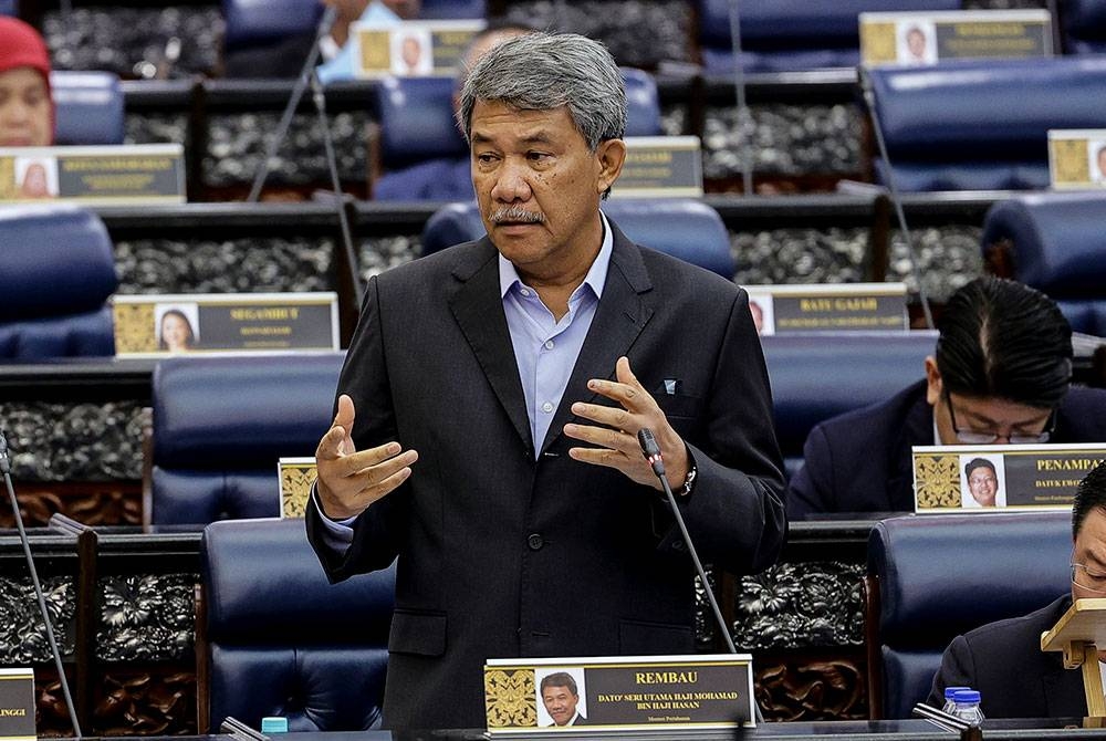 Mohamad semasa sesi soal jawab pada persidangan Dewan Rakyat di Bangunan Parlimen pada Isnin. - Foto Bernama