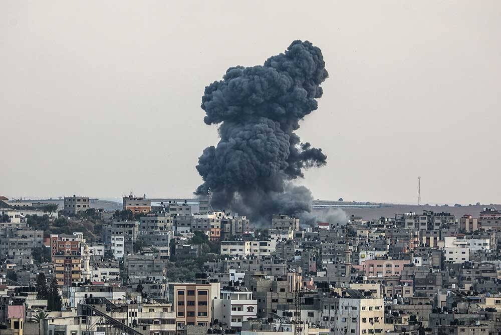 Seramai lebih 40,000 rakyat Palestin di Semenanjung Gaza hilang tempat tinggal dan telah berpindah akibat serangan berterusan tentera Israel sejak Sabtu. - Foto EPA