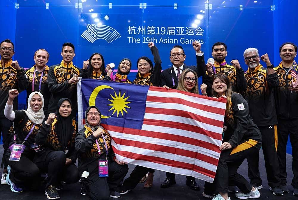 Hannah Yeoh (tengah) bergambar bersama barisan pemain skuasy negarai Gelanggang Skuasy Pusat Sukan Olimpik Hangzhou baru-baru ini. - Foto Bernama