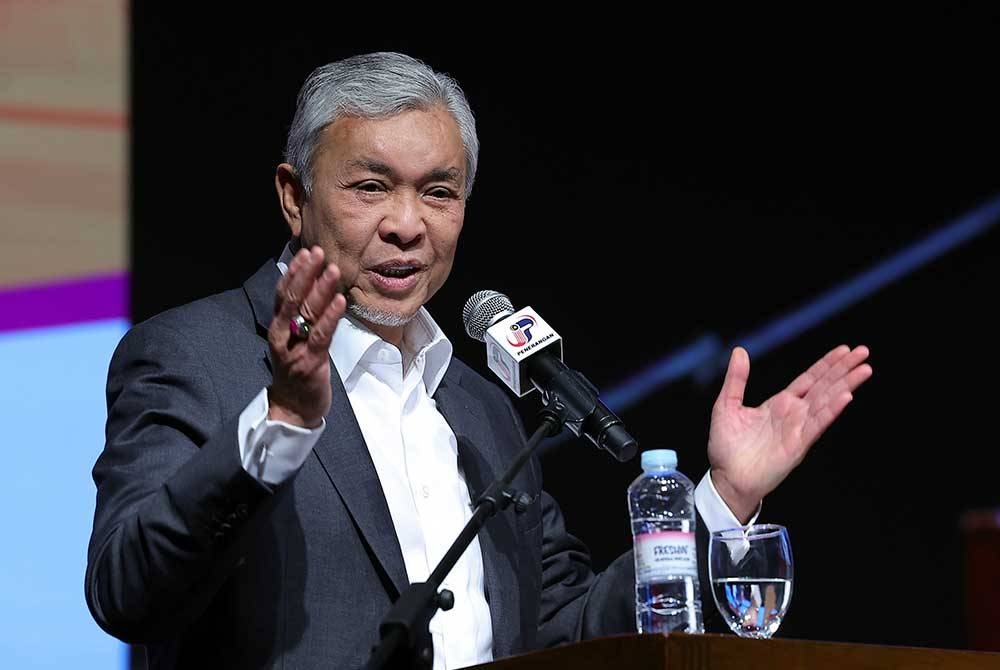 Ahmad Zahid berucap pada Majlis Perasmian Program Halal On Track di Universiti Malaya, pada Isnin. - Foto Bernama