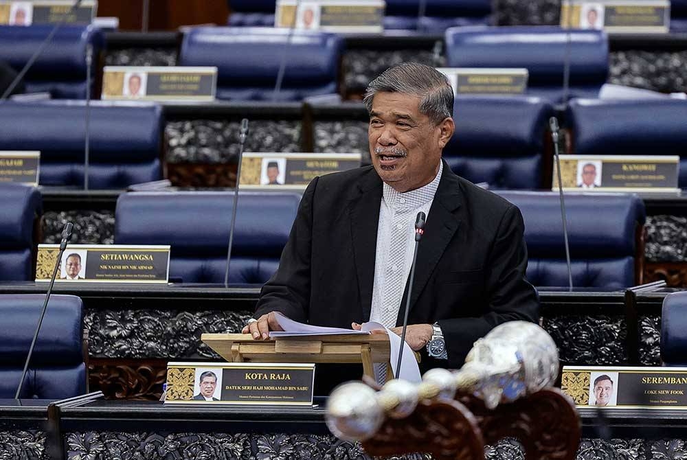 Mohamad ketika sesi penerangan menteri berkenaan isu beras pada persidangan Dewan Rakyat di Bangunan Parlimen hari ini. - Foto Bernama