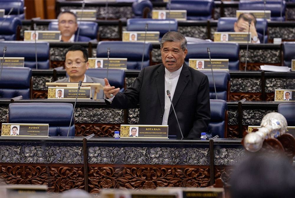 Mohamad ketika sesi penerangan menteri berkenaan isu beras pada persidangan Dewan Rakyat di Parlimen, pada Isnin. - Foto Bernama