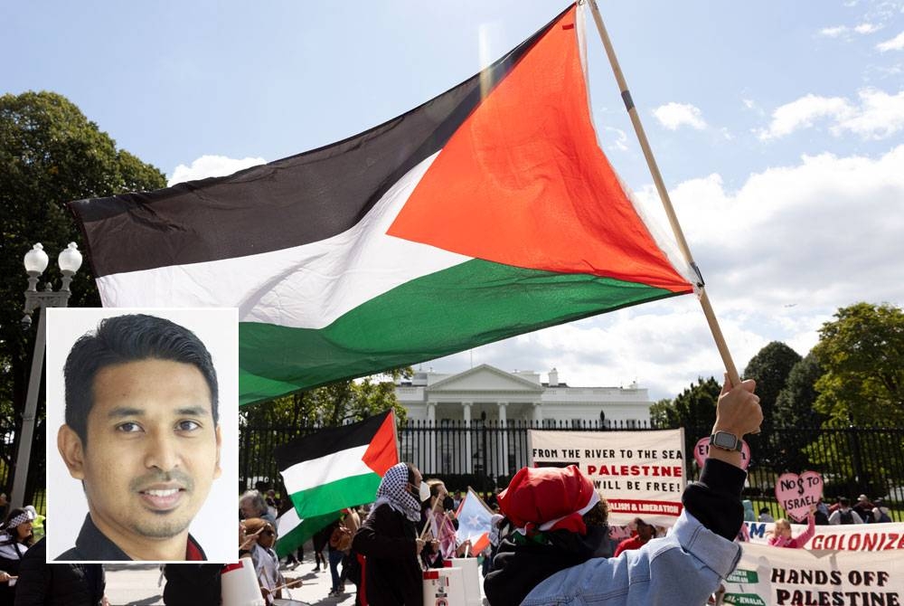 Orang ramai mengibarkan bendera Palestin semasa perhimpunan menyokong rakyat Palestin di Pennsylvania Avenue di luar Rumah Putih, Washington DC, Amerika Syarikat pada Ahad. - Foto EPA (Gambar kecil: Hasnul Haniff)