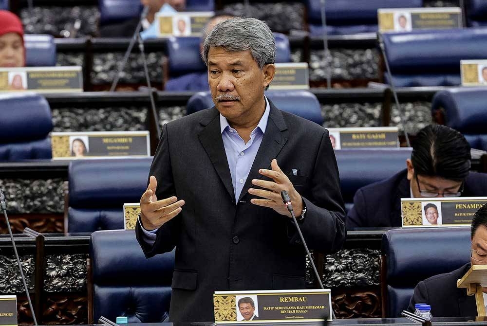 Mohamad semasa sesi soal jawab pada persidangan Dewan Rakyat di Bangunan Parlimen, pada Isnin. - Foto Bernama