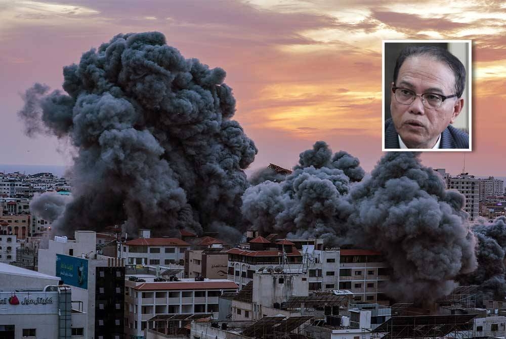 Kelihatan asap berkepul selepas pesawat pejuang rejim Israel menyasarkan menara Palestin di Kota Gaza, 07 Oktober 2023 pada Sabtu. - Foto EPA (Gambar kecil: Wan Rosdy)