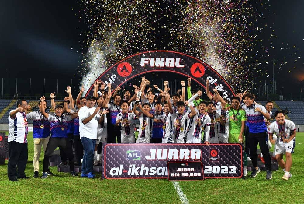 Pemain UiTM United meraikan kejayaan merangkul kejuaraan Piala Al-Ikhsan 2023 selepas menjinakkan YPM FC, 2-1 di Stadium UiTM, Shah Alam.