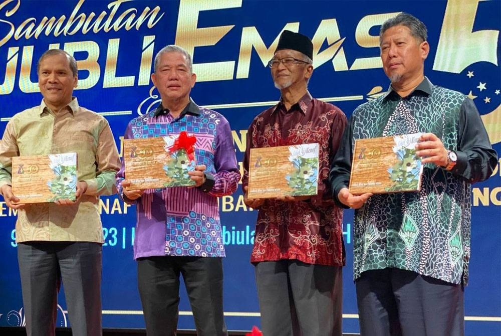 Fadillah (dua dari kiri) menunjukkan buku khas sempena ulang tahun jubli emas LKTN pada Majlis Perasmian Sambutan Jubli Emas Lembaga Kenaf dan Tembakau Negara (LKTN) di Kota Bharu.