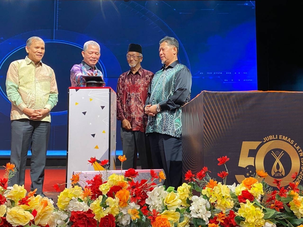 Fadillah (dua dari kiri) merasmikan Majlis Perasmian Sambutan Jubli Emas Lembaga Kenaf dan Tembakau Negara (LKTN) di Kota Bharu pada Isnin.