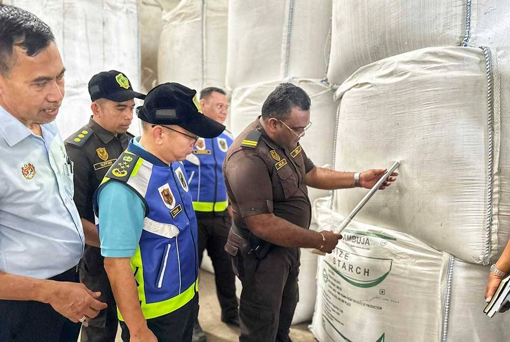 Foong Hin (dua dari kiri) melihat operasi Task Force Khas Bersepadu Operasi Beras Putih Tempatan yang dijalankan di Kedah.