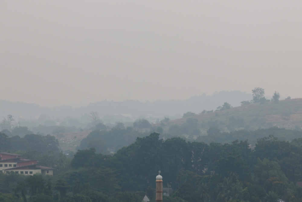 Pemandangan di sekitar Melaka terjejas teruk akibat jerebu ketika tinjauan Foto Bernama di Bukit Ayer Keroh pada Selasa.