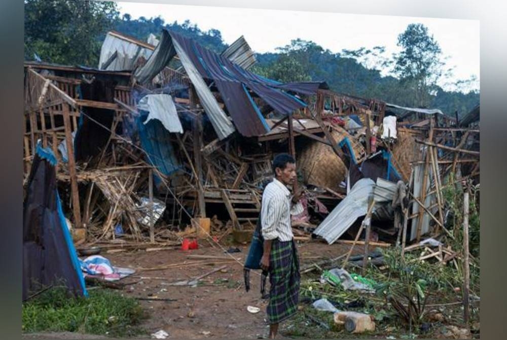 Sekurang-kurangnya 29 orang terbunuh dalam serangan tentera ke atas sebuah kem perlindungan bagi penduduk yang kehilangan tempat tinggal di utara Myanmar. - Foto AP