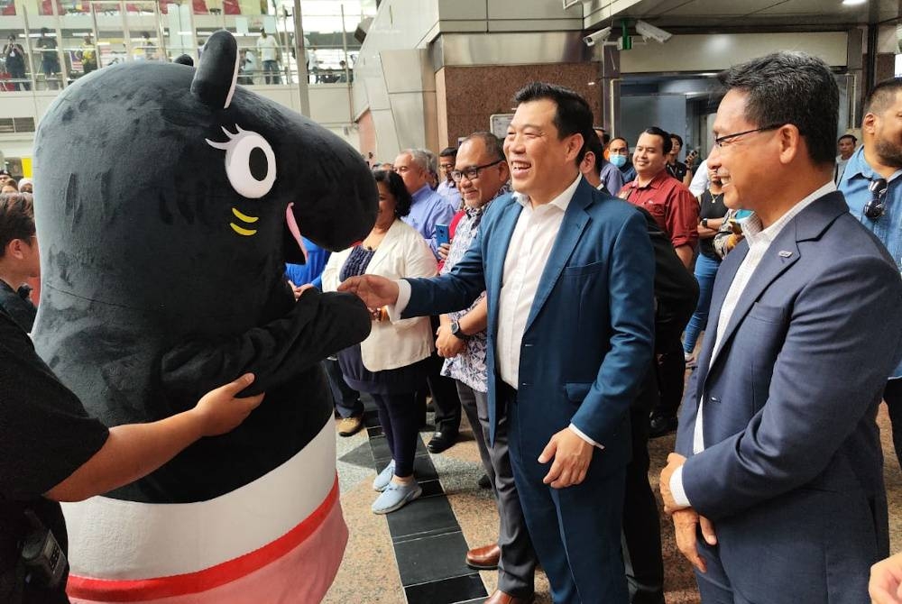 Sze Yee mewakili Saarani diperkenalkan dengan maskot pelancongan baharu, Kopita pada pelancaran &#039;Perak Internal Wrapping&#039; perkhidmatan tren elektrik (ETS) di Kuala Lumpur. - Foto Pejabat Exco