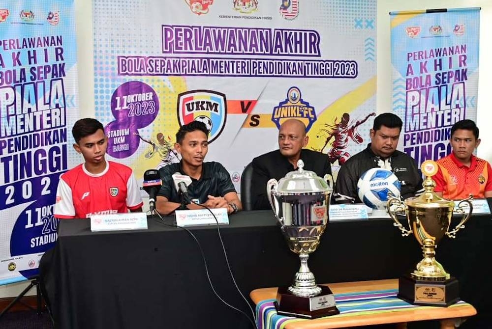 Dari kiri; kapten UKM, Nazrin Aiman Azmi, pengendali UKM, Mohd Raffiq, Timbalan Setiausaha Bahagian, Seksyen Sukan, Bahagian Perancangan Strategik, Kementerian Pendidikan Tinggi Datuk Dr Pekan Ramli, pengendali UniKL
Mohd Zaharull Hamdan dan kapten UniKL, Muhammad Darwisy Abdullah semasa sidang media perlawanan akhir Piala Menteri Pendidikan Tinggi 2023.