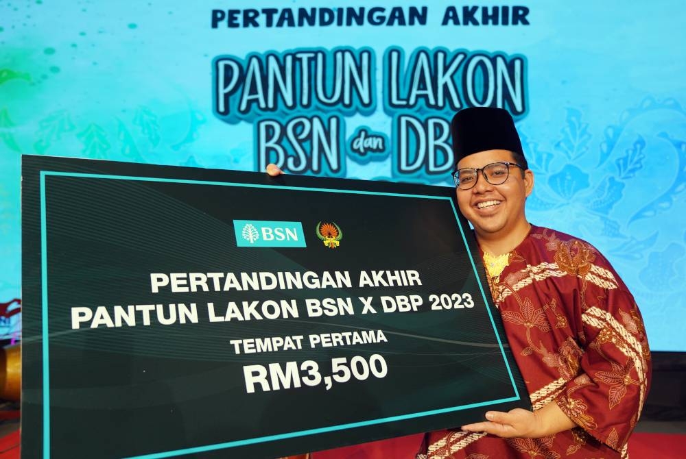 Mohamad Syafeq dinobatkan sebagai juara dalam Pertandingan Akhir Pantun Lakon 2023 anjuran BSN dan DBPdi Balai Budaya Tun Syed Nasir, Wisma DBP Kuala Lumpur pada Selasa.