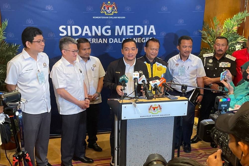 Onn Hafiz (tengah) pada sidang akhbar Mesyuarat Jawatankuasa Khas Bagi Menangani Kesesakan di Tambak Johor di Bilik Mesyuarat Gambir, BSI pada Rabu.