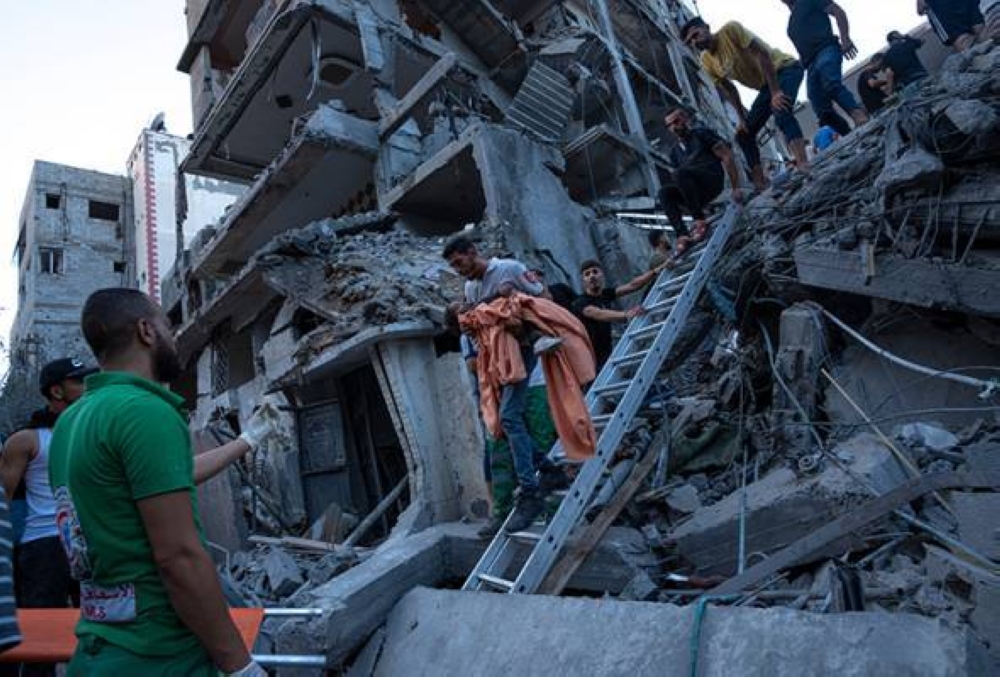 Sehingga Selasa, jumlah rakyat Palestin yang terbunuh di Gaza mencecah 900, termasuk sekurang-kurangnya 260 kanak-kanak dan 200 wanita. - Foto AP