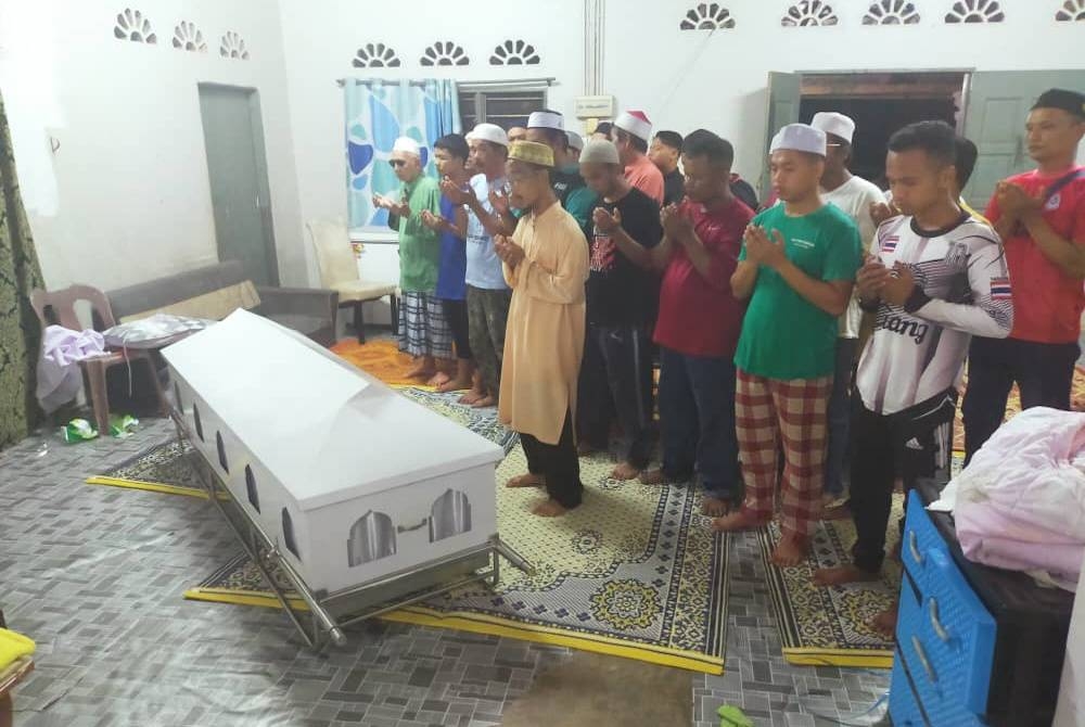 Jenazah Ariffin disembahyangkan sebelum dibawa ke Tanah Perkuburan Tanjung Buluh di sini untuk dikebumikan pada malam Selasa.