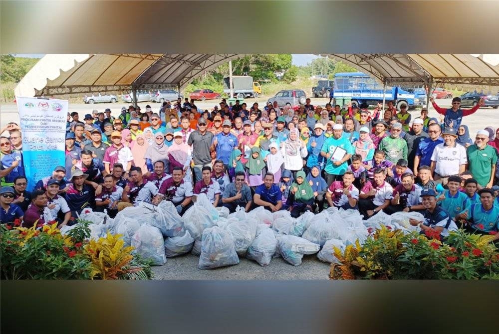 Seramai 300 orang daripada pelbagai agensi dan institusi pendidikan terlibat dalam Program Pantai Angkat dan Pembersihan Pantai Bersama Komuniti Kampung di Pantai Kuala Kemaman pada Rabu.