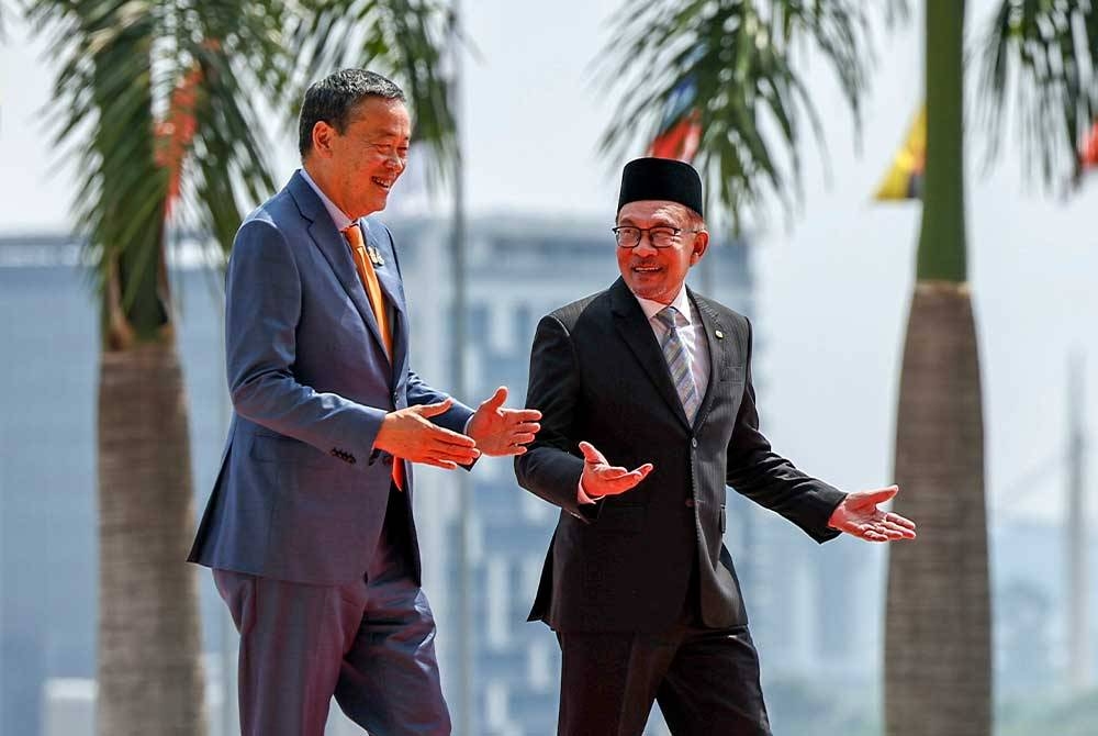 Perdana Menteri, Datuk Seri Anwar Ibrahim (kanan) menyambut ketibaan Srettha Thavisin di Bangunan Perdana Putra pada Rabu. - Foto Bernama.