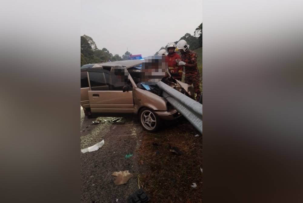 
Keadaan kereta Perodua Kancil dinaiki lima pelajar Politeknik Port Dickson yang terlibat kemalangan.