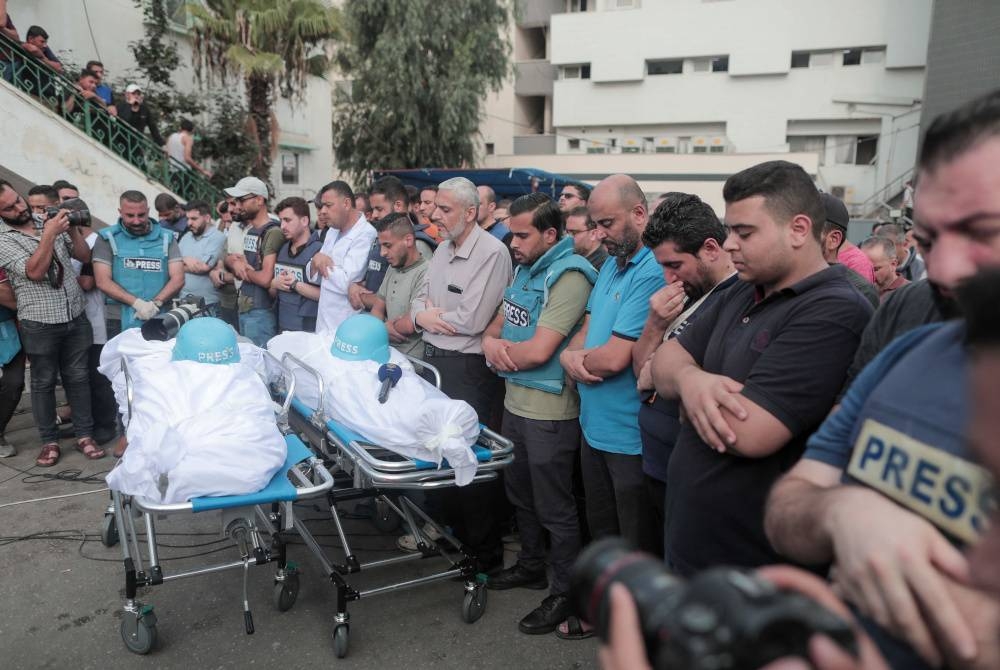 Pengamal media menyertai solat jenazah dua wartawan Palestin, Said al-Taweel dan Mohammed Sobboh yang terbunuh dalam serangan udara Israel di Gaza City. - AFP