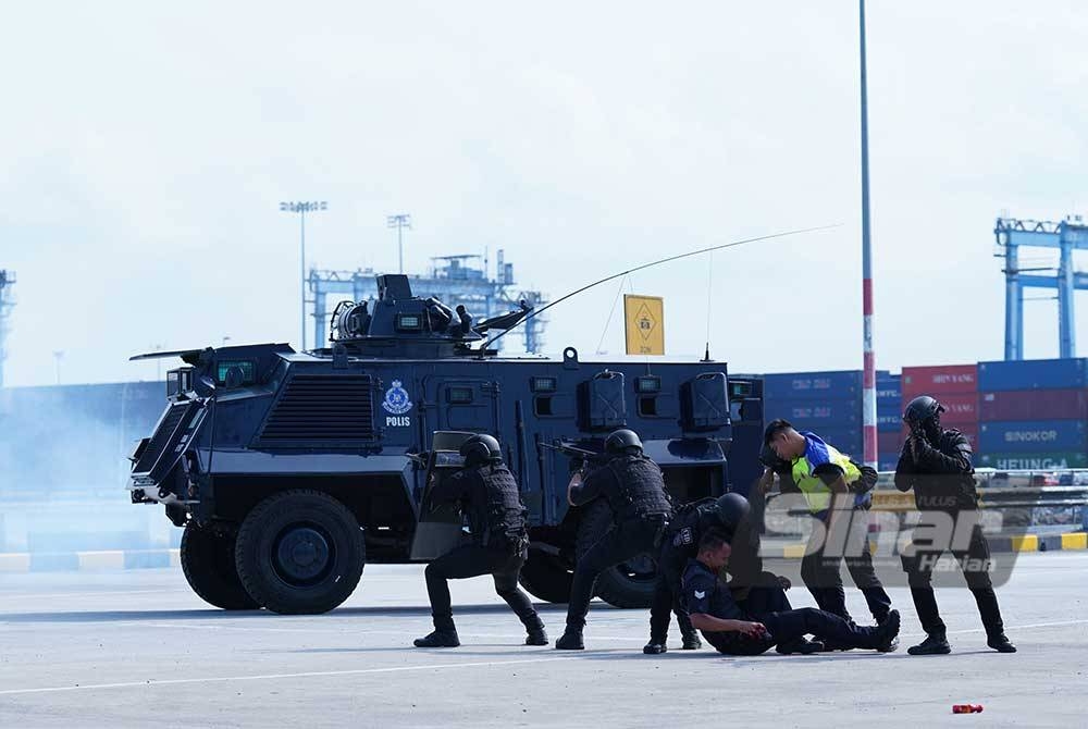 Aksi memukau dipamerkan anggota UTK PDRM ketika menyelamatkan tebusan menerusi demonstrasi Latihan Ops Ex-Ganjar di Pelabuhan Klang pada Rabu. - Foto Sinar Harian/MOHD HALIM ABD WAHID