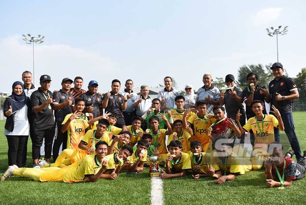 SMK Datuk Harun menjuarai Piala Sumbangsih selepas menewaskan SMK Shah Alam. - Foto Sinar Harian/Mohd Rafeq Redzuan